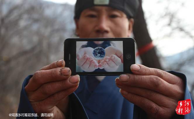 老崔雖然在山上修行，可是家里還有六個兄弟姐妹，家里人來找過他，他認為打工太累了，還需要受氣，不如山中修行自在。通過山下的香客，他花了800塊錢買了一個蘋果手機，這是他在山上最奢侈的一次購物。老崔有些心疼，他說那個香客不應該收他錢才對。