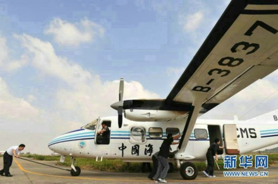 資料圖：中國海監東海航空支隊舟山基地工作人員正在進行運-12飛機備航。