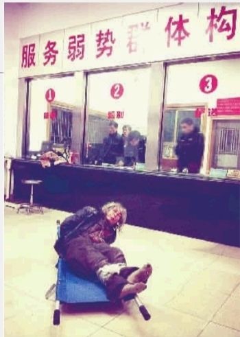 1月7日23點50分，長沙市救助管理站大廳，一名老年流浪者躺在擔架上，無助地看著記者。