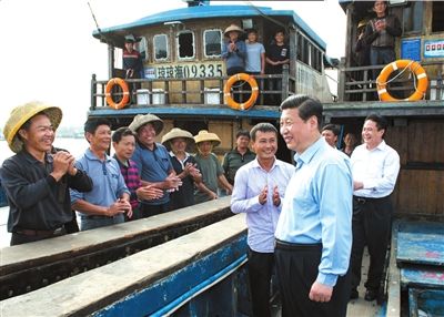 8日下午，習近平在瓊海市潭門漁港一艘漁船上向漁民了解出海捕魚的勞動和生活。新華社發