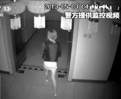 監控視頻中，女子獨自走向墜樓處。 央視視頻截圖
