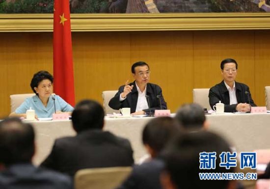 　5月13日，國務(wù)院召開全國電視電話會議，動員部署國務(wù)院機(jī)構(gòu)職能轉(zhuǎn)變工作。中共中央政治局常委、國務(wù)院總理李克強(qiáng)發(fā)表講話。 新華社記者劉衛(wèi)兵 攝