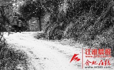 2月21日，媽媽帶著小雪離開了村子。 晨報(bào)記者 高博 攝