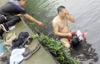 網友貼出民警張光聰一出河水就睜不開眼，用手抹去臉上臟水的照片。
