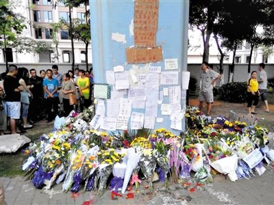 　昨日，廈門市民在BRT的橋墩下放上鮮花悼念逝者。新京報記者 郭鐵流 攝