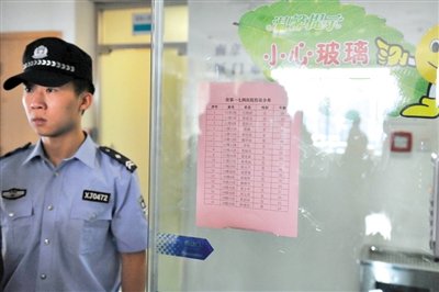 前日，廈門市解放軍174醫院重癥醫學科門口貼著在該醫院接受治療的受傷人員名單。 新華社記者 陳曄華