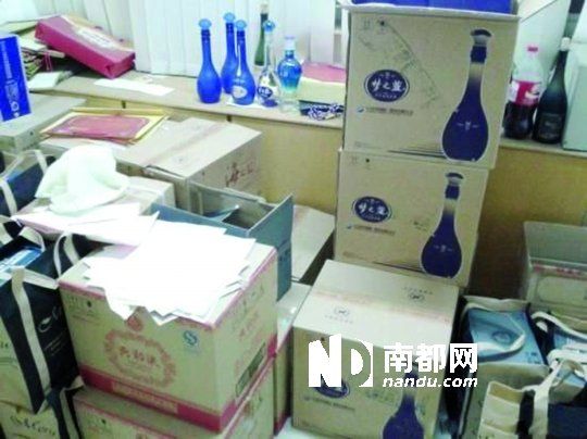 　　江蘇靖江市工商局餐廳倉庫里被爆堆滿了高檔酒。