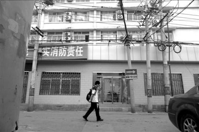 北京工商學(xué)院注冊地址西城區(qū)大醬坊胡同3號(hào)院，已經(jīng)是其他單位的辦公地點(diǎn)。　　京華時(shí)報(bào)記者潘之望攝