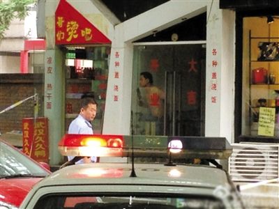 闖入面館的持刀男子與趕來(lái)的民警隔著玻璃門(mén)對(duì)峙，后店內(nèi)一名女童被其劫持。網(wǎng)友供圖