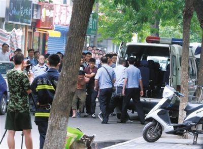 女童安全獲救后，嫌疑人被制服并由民警押出餐館。新華社發(fā)
