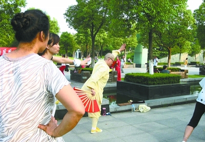 【漢網(wǎng)市民記者“關(guān)艾” 圖文報道】近日，我在漢陽一公園內(nèi)，看見幾個削發(fā)尼姑和群眾們在一起跳健身舞。