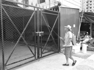 昨日，廊坊麥洼綜合農貿市場，一名工作人員正在被關閉的活禽交易區外噴灑消毒水，該市場被檢測出H7N9病