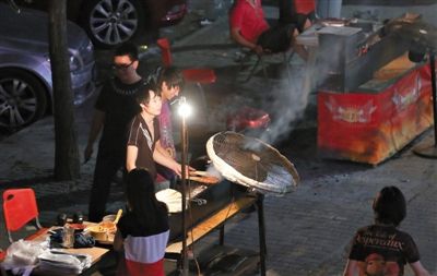 7月4日，青年路國美第一城小區附近的夜市臨街露天燒烤攤。