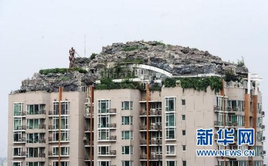 位于北京市海淀區白石橋路45號人濟山莊小區B棟樓頂的假山別墅（8月12日攝）。