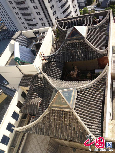 2013年8月14日，江蘇蘇州蘇州市三香大廈高樓18層樓頂東側陽臺上的“蘇州園林”式別墅，兩座涼亭和兩道回廊，飛檐翹角，一派蘇州園林的氣勢。中國網圖片庫李俊鋒攝影