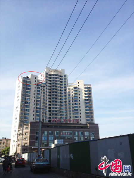 2013年8月14日，江蘇蘇州蘇州市三香大廈高樓18層樓頂東側陽臺上的“蘇州園林”式別墅，兩座涼亭和兩道回廊，飛檐翹角，一派蘇州園林的氣勢。中國網圖片庫李俊鋒攝影