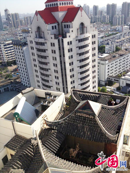 2013年8月14日，江蘇蘇州蘇州市三香大廈高樓18層樓頂東側陽臺上的“蘇州園林”式別墅，兩座涼亭和兩道回廊，飛檐翹角，一派蘇州園林的氣勢。中國網圖片庫李俊鋒攝影
