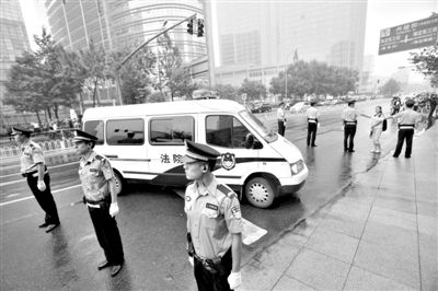 　　昨日早上,押解李某某的車(chē)隊(duì)開(kāi)進(jìn)法院。當(dāng)日,李某某等5人涉嫌強(qiáng)奸案在海淀法院不公開(kāi)審理。本版攝影/新京報(bào)記者 王貴彬
