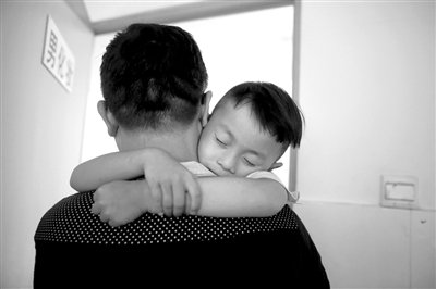 9月6日，“鷹爸”抱著多多去化妝間，準備錄制節(jié)目。