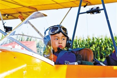 8月31日，5歲半“裸跑弟”從河北固安駕駛飛機飛越北京野生動物園。圖/CFP