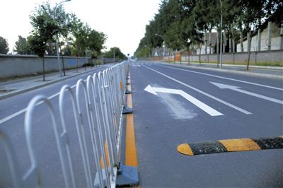 樓梓莊路東，飚車的路已經(jīng)安裝了隔離護(hù)欄和減速帶。新京報(bào)記者