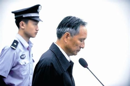 圖為：10日，張曙光在北京市第二中級人民法院接受庭審 新華社發(fā)