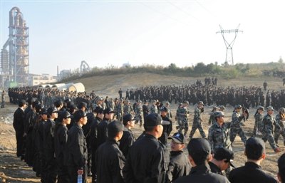 10月12日，貴陽，觀山湖區控拆違指揮部組織2500余人到金華鎮上鋪村空山壩，對54棟違法建筑進行