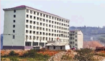  10月23日，長沙市岳麓區蓮花鎮云蓋村村委會的辦公大樓。  實習記者 李健 攝
