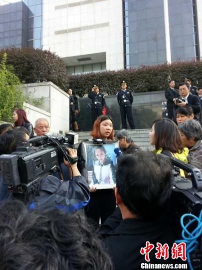 法院外，死者祁某的家人正在接受媒體采訪。 田雯 攝