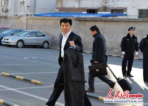 庭審當日，李某某辯護律師張起淮匆匆趕到北京市一中院    人民網記者 翁奇羽攝