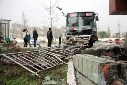 1月6日，成都雙華大道，失控后的公交車撞垮一單位的護欄。攝影 劉陳平