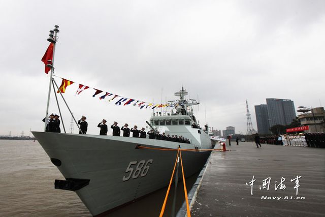 1月8日，某新型導彈護衛艦吉安艦入列海軍東海艦隊命名授旗儀式現場。新華社發