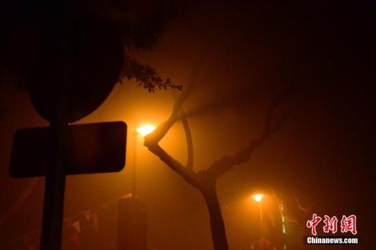 1月31日凌晨，市民行走在煙霧繚繞的南京街頭。當(dāng)天是農(nóng)歷馬年正月初一，南京有限開禁燃放煙花爆竹正逢下霧天，空氣的不流通致使煙花爆竹燃燒后產(chǎn)生的顆粒物不能及時(shí)散開，造成整座城市煙霧繚繞。據(jù)當(dāng)?shù)丨h(huán)保部門發(fā)布的信息顯示，空氣質(zhì)量屬重度污染。中新社發(fā) 泱波 攝