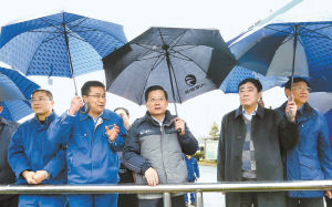 2月7日，省委書記強(qiáng)衛(wèi)冒雨在江西銅業(yè)集團(tuán)調(diào)研。記者 梁振堂 攝