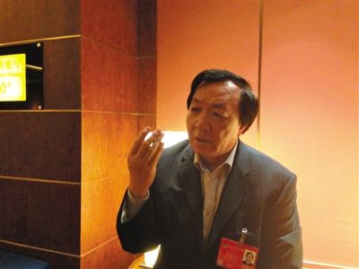 　昨日，在接受采訪時，何香久強調，大多公務員是勤勉工作的。