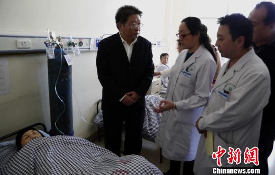 圖為青海省委常委、西寧市委書記毛小兵正在詢問患者病情?！×_云鵬　攝