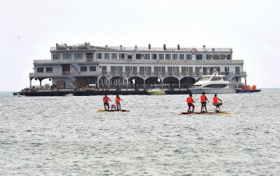 位于三亞市大東海附近海域的海上會所3月22日攝。新華社發