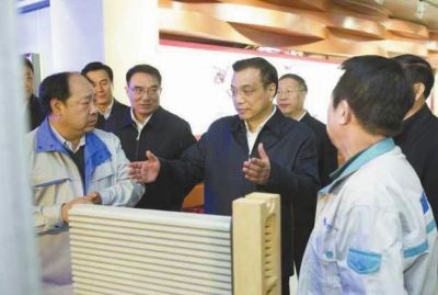 昨天，李克強在科技園查看PM2.5過濾設備。圖/新華視點微博