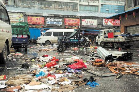 高橋大市場內(nèi)，大量的垃圾雜亂無章地堆放，商戶搬遷時留下的垃圾丟棄在市場內(nèi)無人問津，觸目驚心。