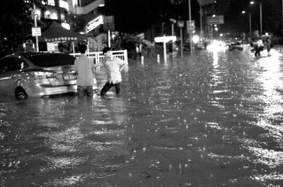 3月30日晚，深圳市區(qū)不少地段因暴雨積水，導(dǎo)致一些車輛在水中熄火。