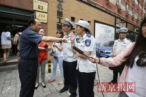 市環保局和東城區環保局聯合出動，再次檢查國家文物局食堂環境污染問題，在門口受阻。新京報記者 高瑋 攝