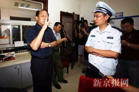 國家文物局的一名工作人員正在與執法人員對峙。新京報記者 高瑋 攝