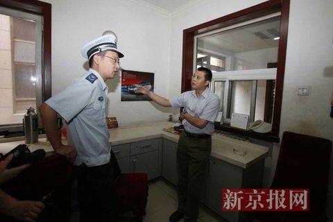 國家文物局的一名工作人員正在與執法人員對峙。新京報記者 高瑋 攝