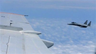 國防部網(wǎng)站12日公布的視頻截圖,日本F-15軍機(jī)從中國圖-154機(jī)頭方向危險(xiǎn)切入,兩者最近距離約30米左右。