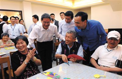 　昨日，張志軍前左二和陪同的新北市長朱立倫與老人們交談。
