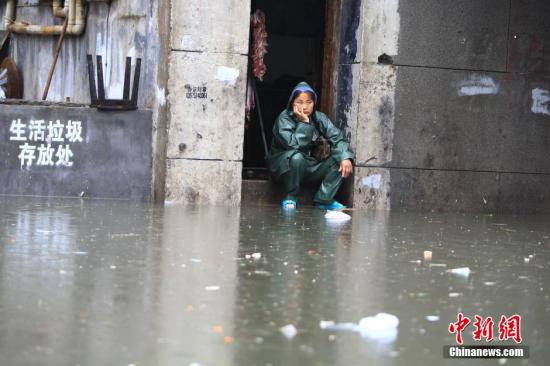 7月15日，因連日強降雨致長沙市開福區西長街街道出現嚴重內澇，最深水位超過一米，沿街60余戶門面進