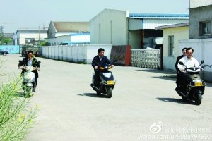 網友稱儀征市委書記程希騎摩托車下鄉沒戴頭盔。
