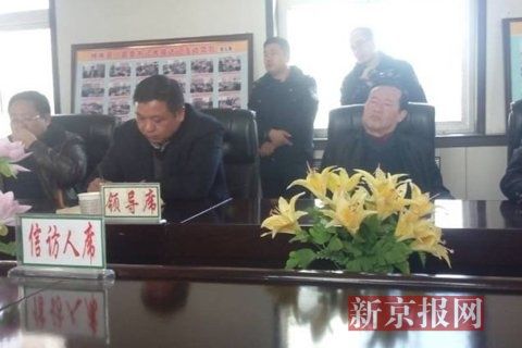 訪民代表與縣領導開會協商時，副縣長頭靠椅背睡著10分鐘左右。受訪對象供圖