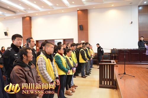胡寶寶（右四）等接受集中宣判。