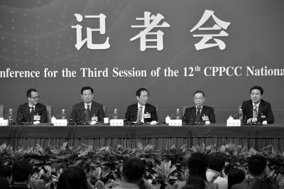 昨日，政協十二屆三次會議舉行記者會，五位嘉賓回答中外記者提問。京華時報記者王海欣攝